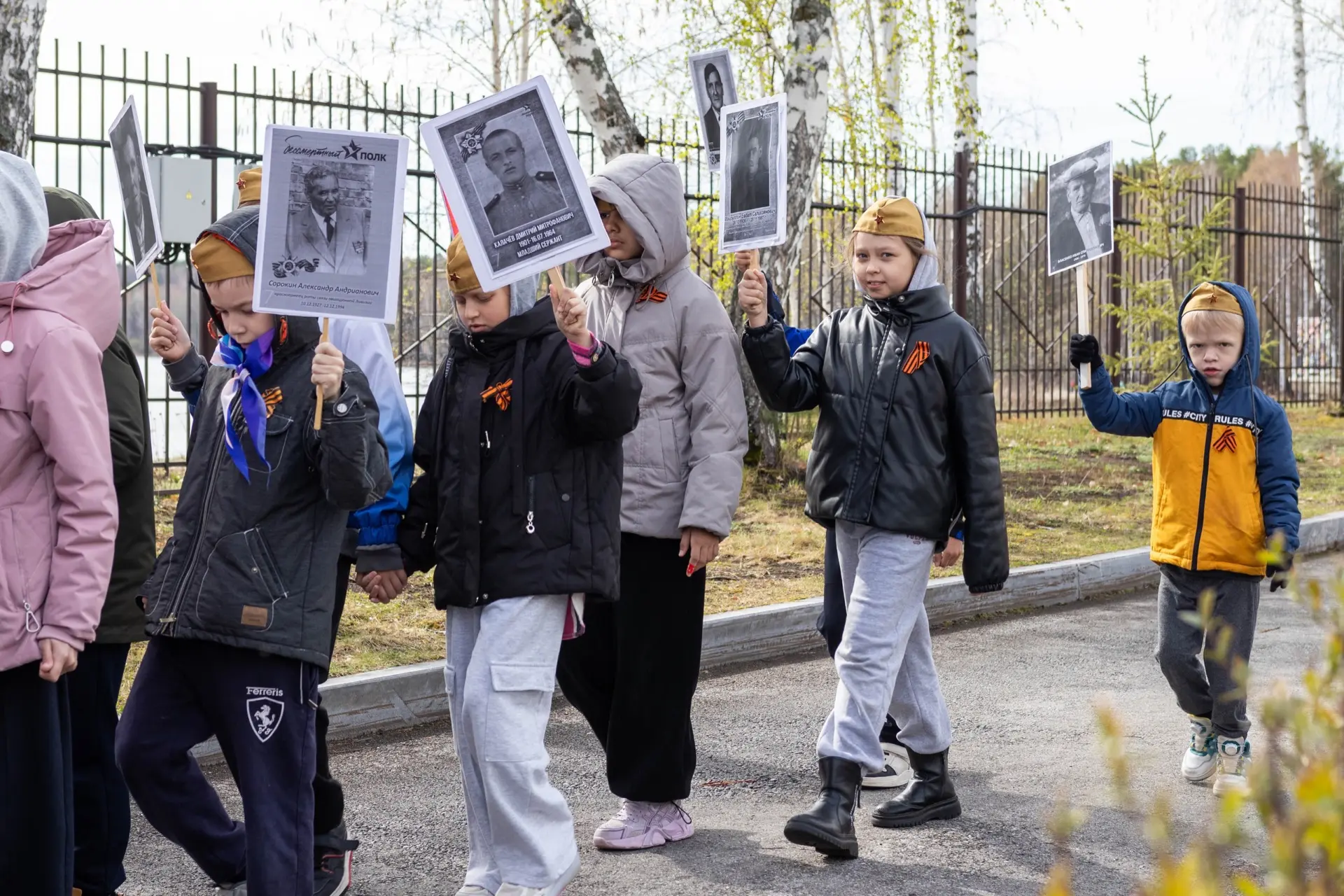 БЕССМЕРТНЫЙ ПОЛК  В «Олимпийской Ребячке» прошла акция — Бессмертный полк.  Ребята и вожатые выстрои