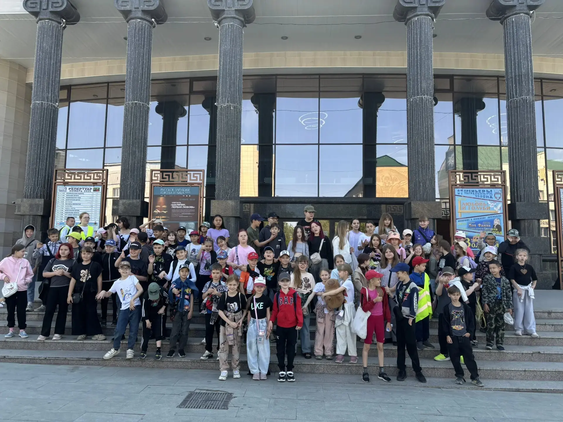 🌞Сегодня ребята из пришкольного лагеря "Радуга" посетили драматический театр, спектакл...