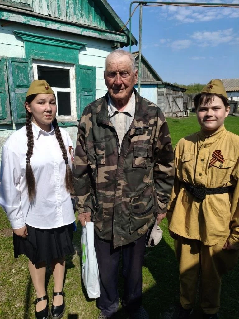 Стало доброй традицией в канун празднования Великой Победы поздравлять на дому ветерано...