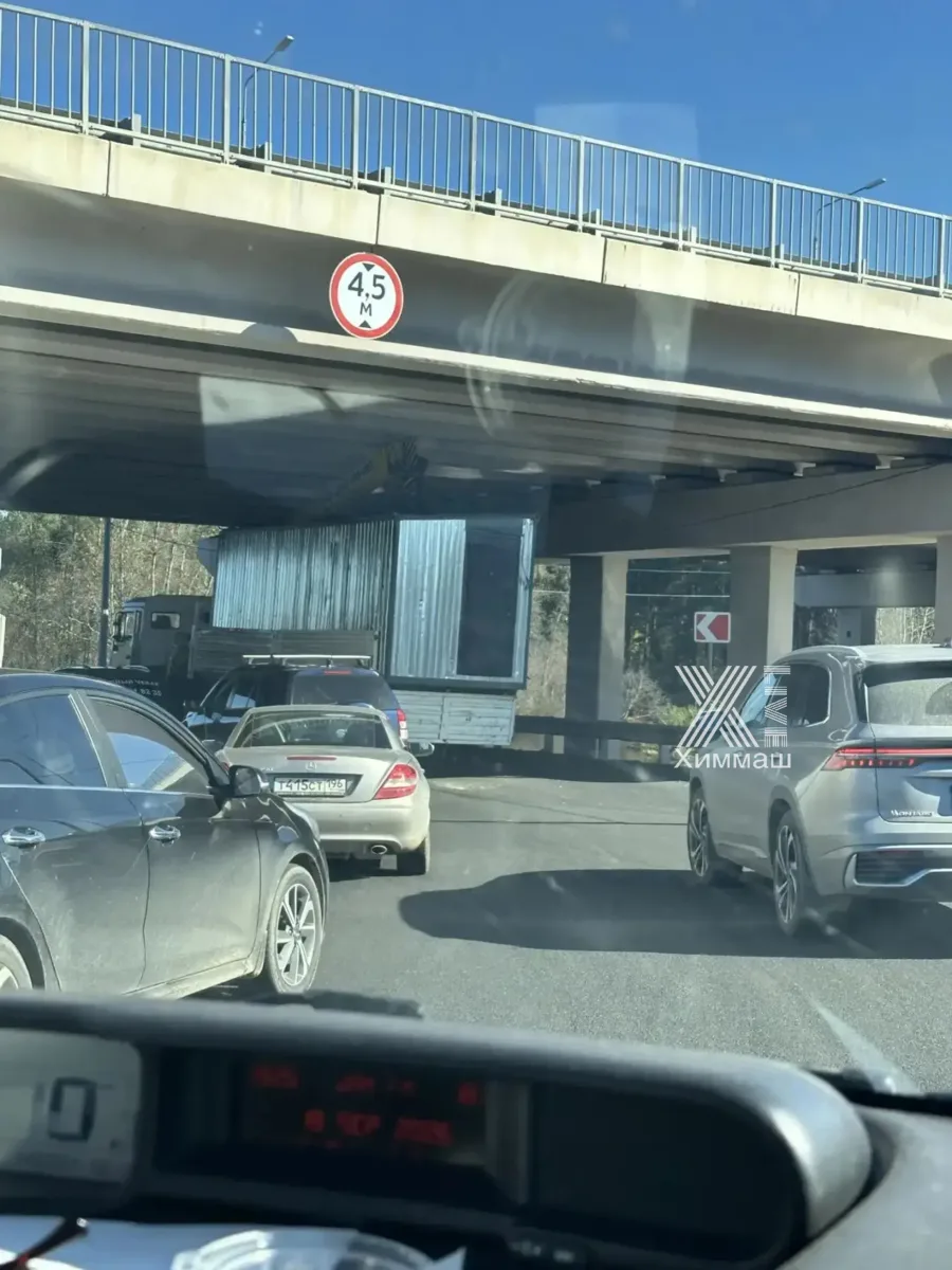 На выезде из Кашино в сторону Челябинского тракта фура застряла под мостом 😬