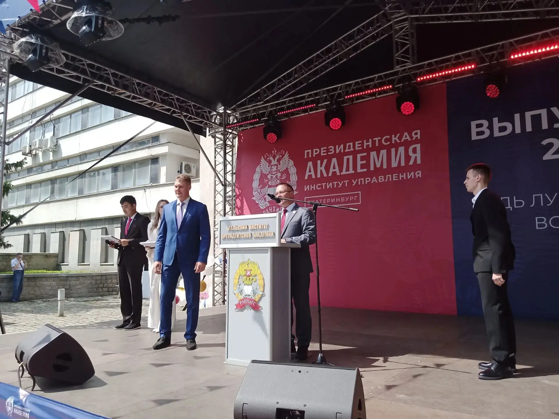 Сегодняшний праздник продолжили выпускники факультета права и безопасности. Дипломы пол...