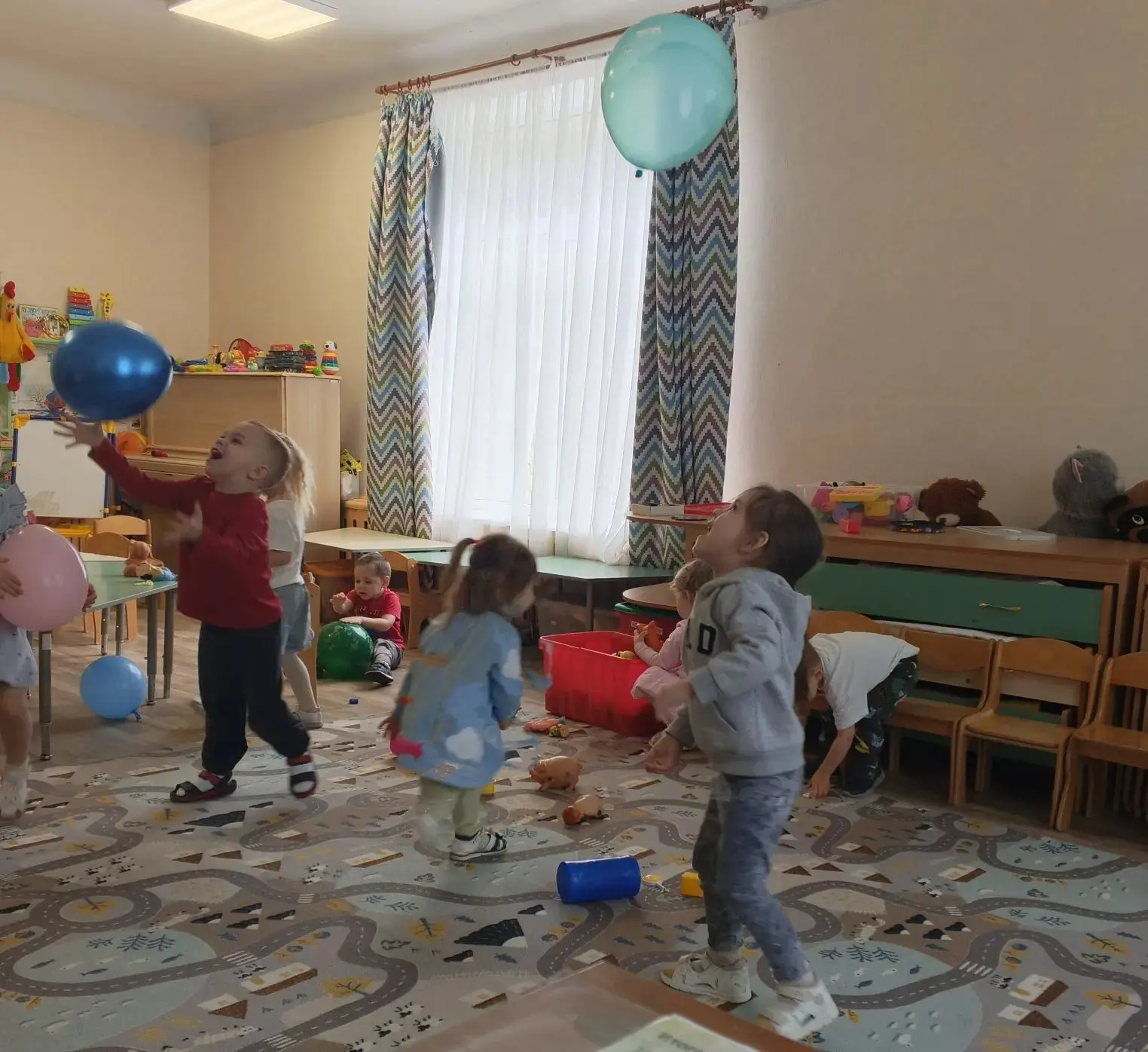 К нам пришло, запело лето,
Веселится детвора,
Всё вокруг теплом согрето,
Праздник с самого утра!

Де