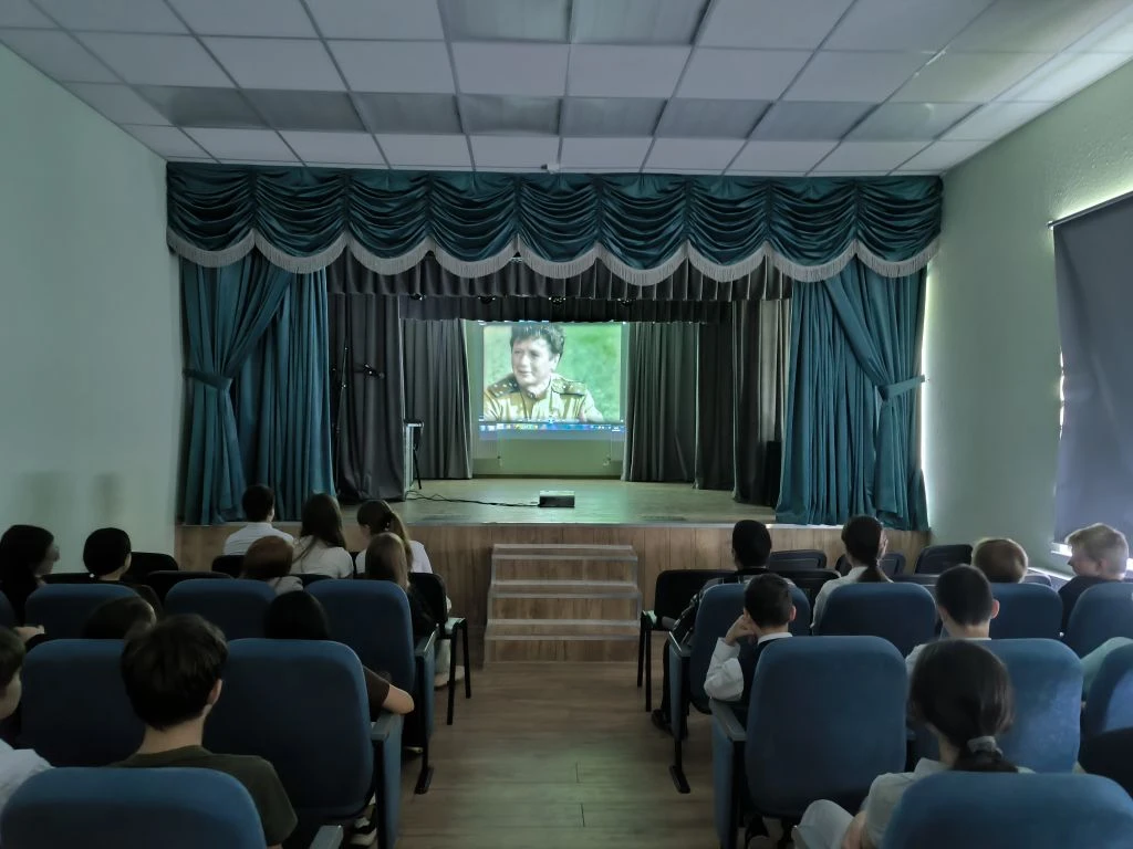 🇷🇺🎞22 мая обучающиеся 6-х классов МБОУ "СОШ 13" посмотрели легендарный художественны...