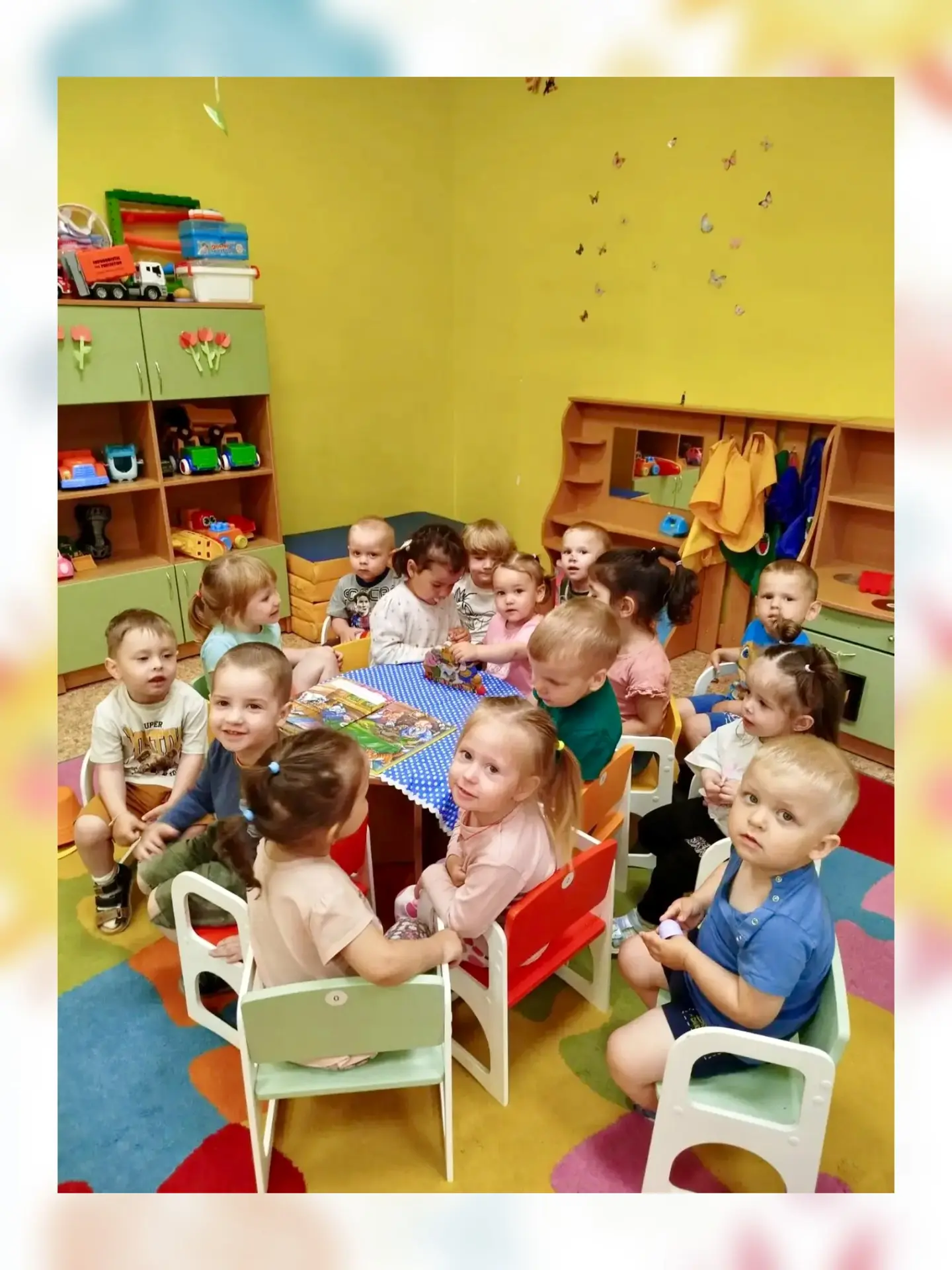 Наши малыши из яслей с большим удовольствием инсценировали две любимые всеми сказки — «Репку» и «Кур