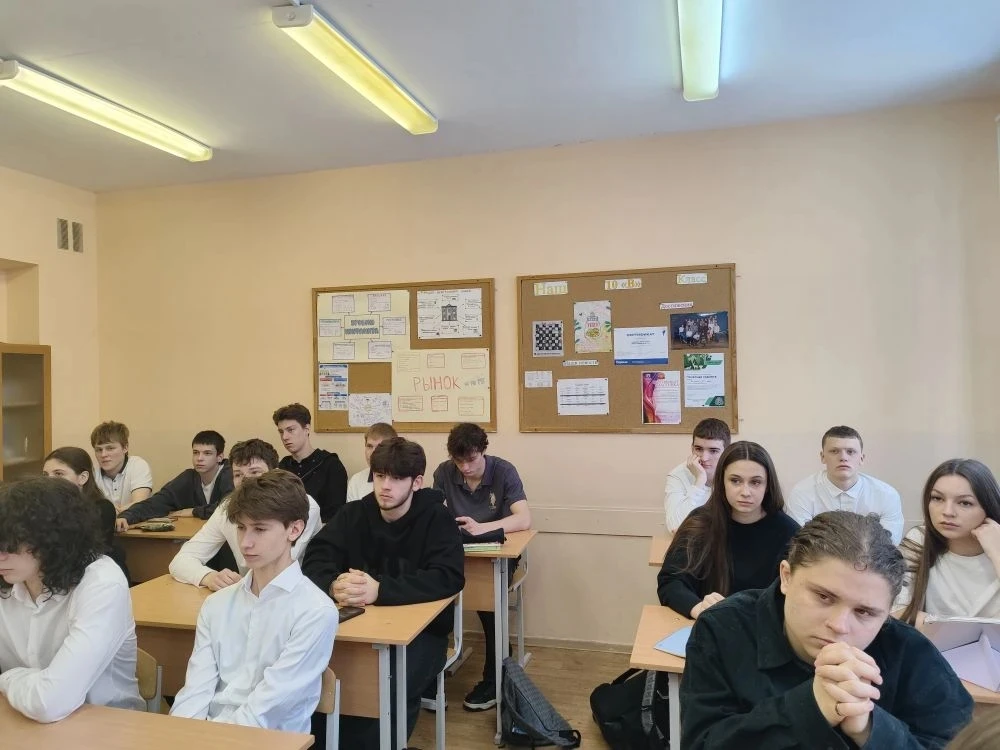 Один в поле не врач: как команда помогает спасать жизни  🩺 Сегодня в 10 «А» классе на занятии  говор