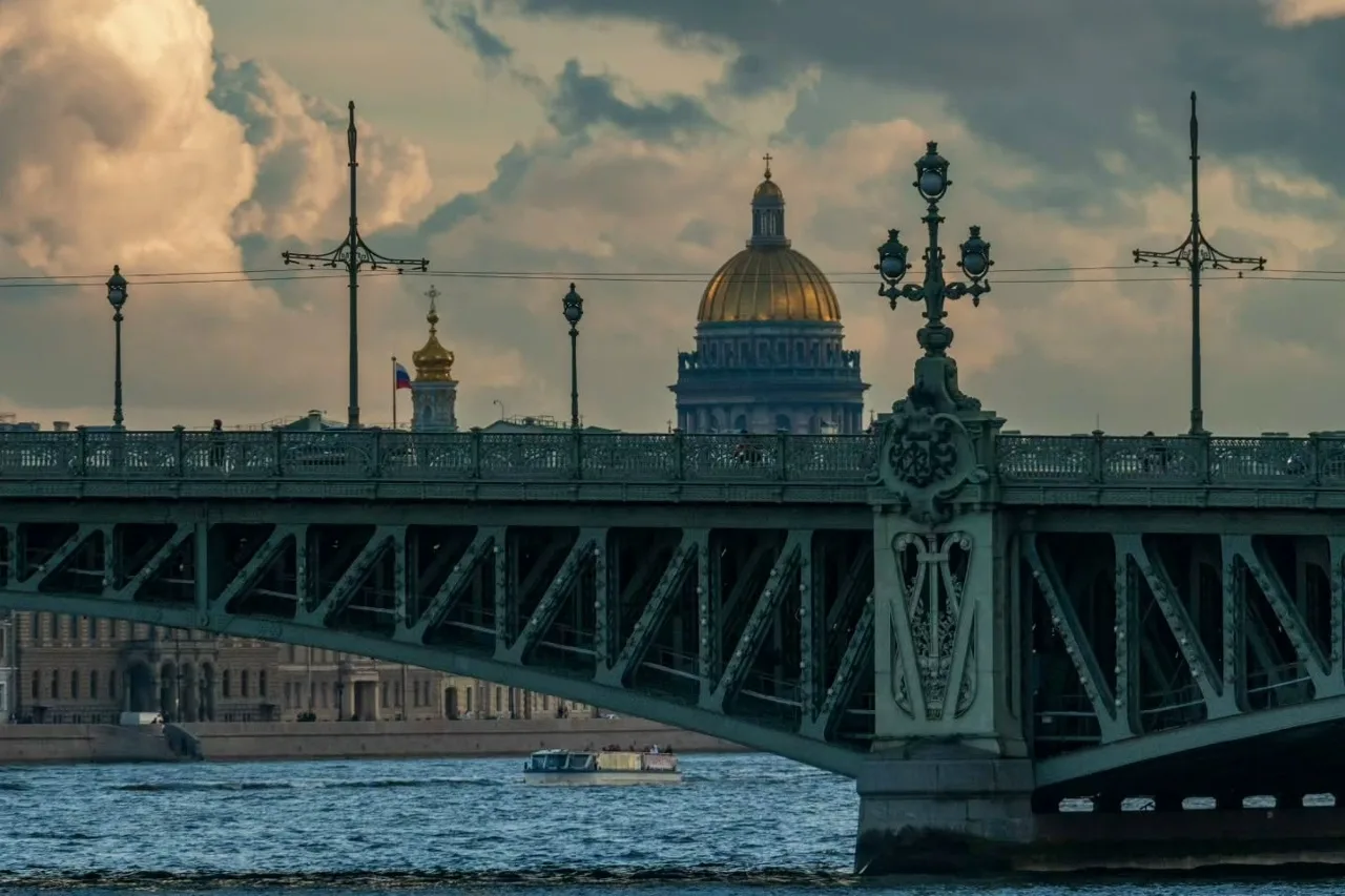 Вид на Троицкий мост и Исаакиевский собор.