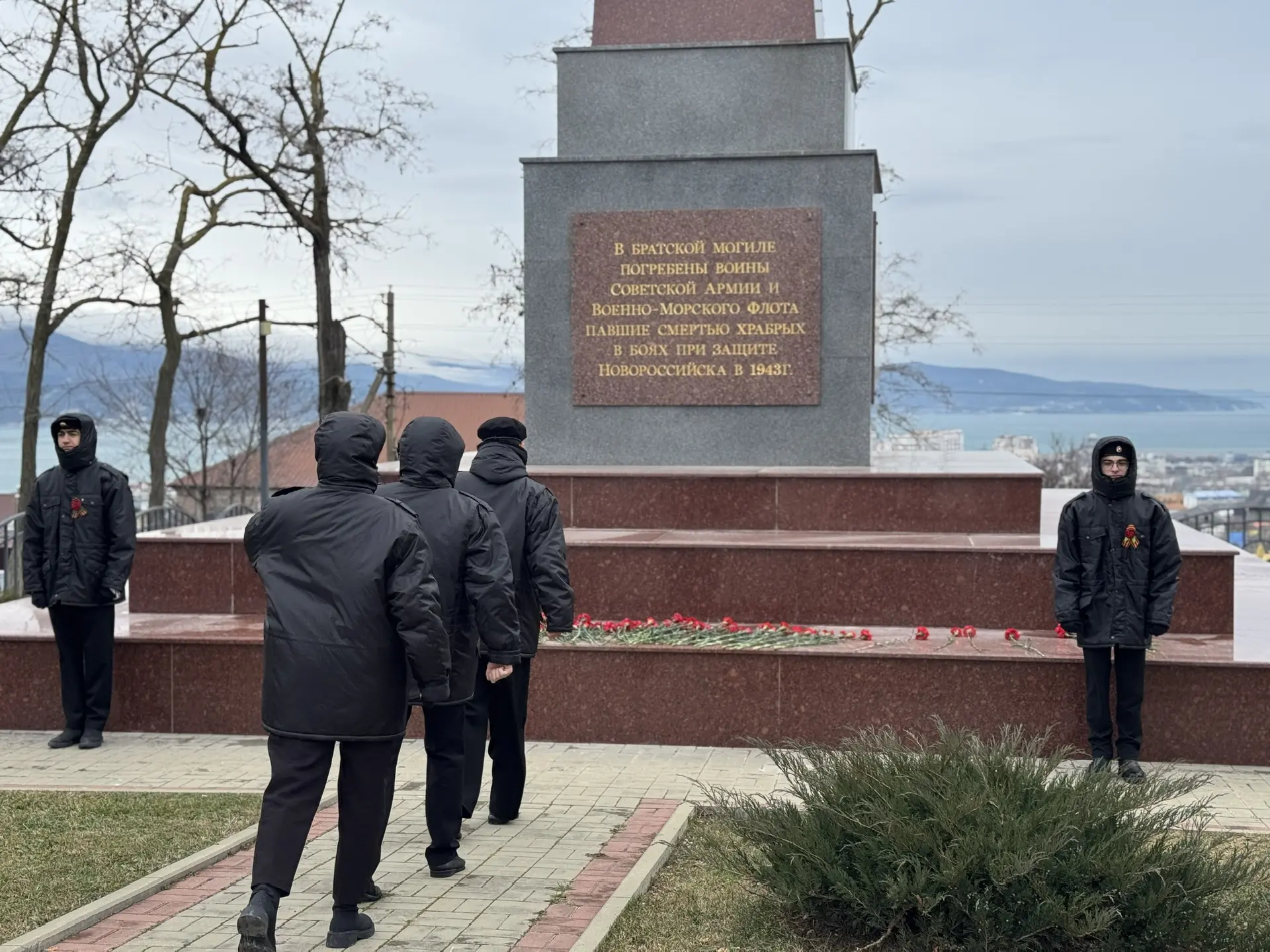 ПОЧЕТНЫЙ КАРАУЛ. ГОРДОСТЬ И ПАМЯТЬ.  Сегодня учащиеся 11 «А» класса нашей гимназии несут почетный ка