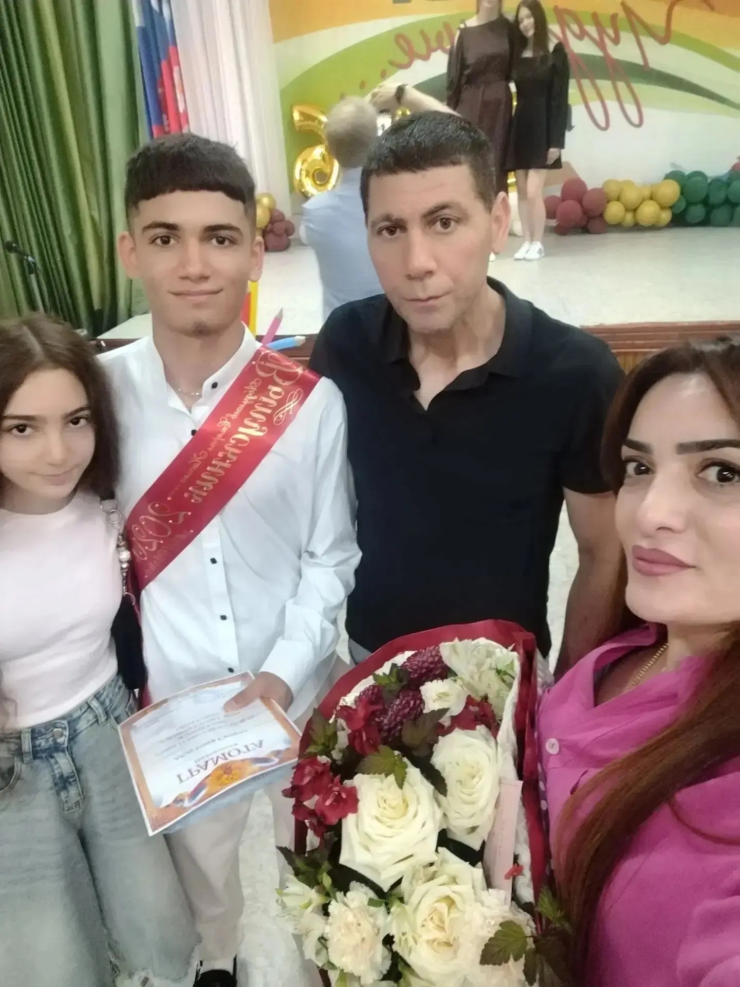 Моя семья Абдуллаевых папа Насими, мама Нармин, мой старший брат Симрал, и я ученица  7...
