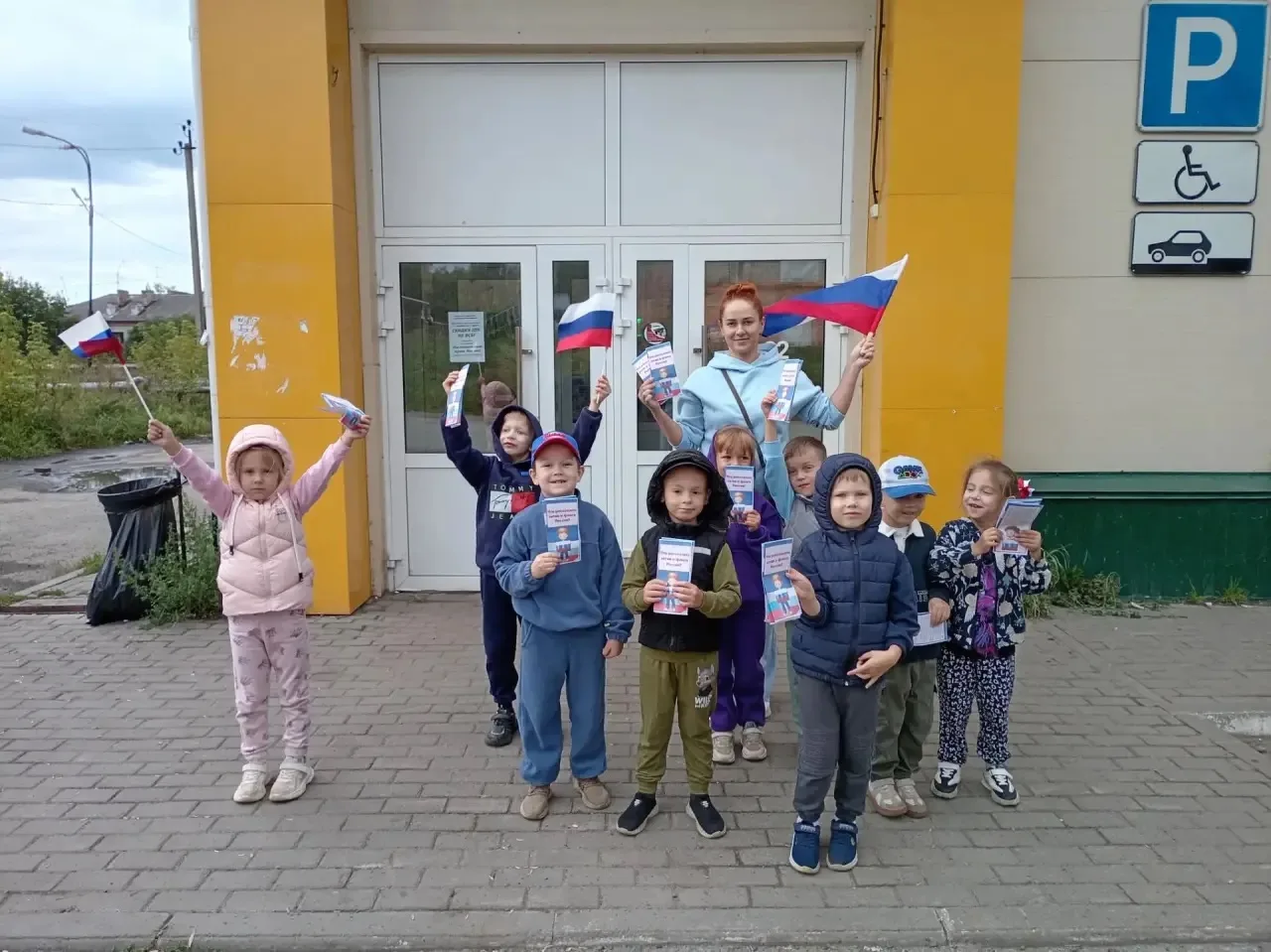 Воспитанники группы «Солнышко» вышли на улицу, чтобы рассказать о флаге 🇷🇺