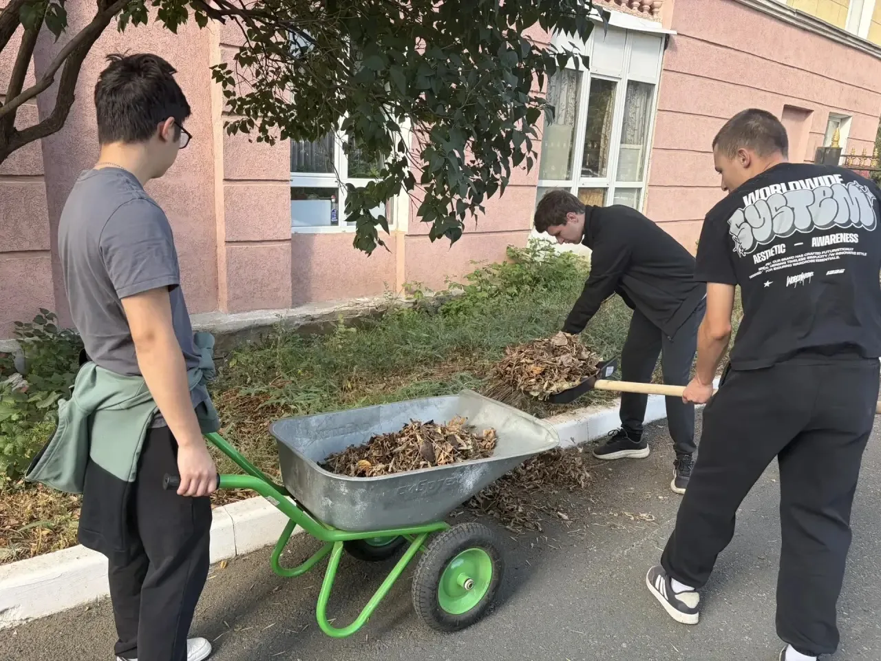 ФЭиП на субботнике! 🍂🧹