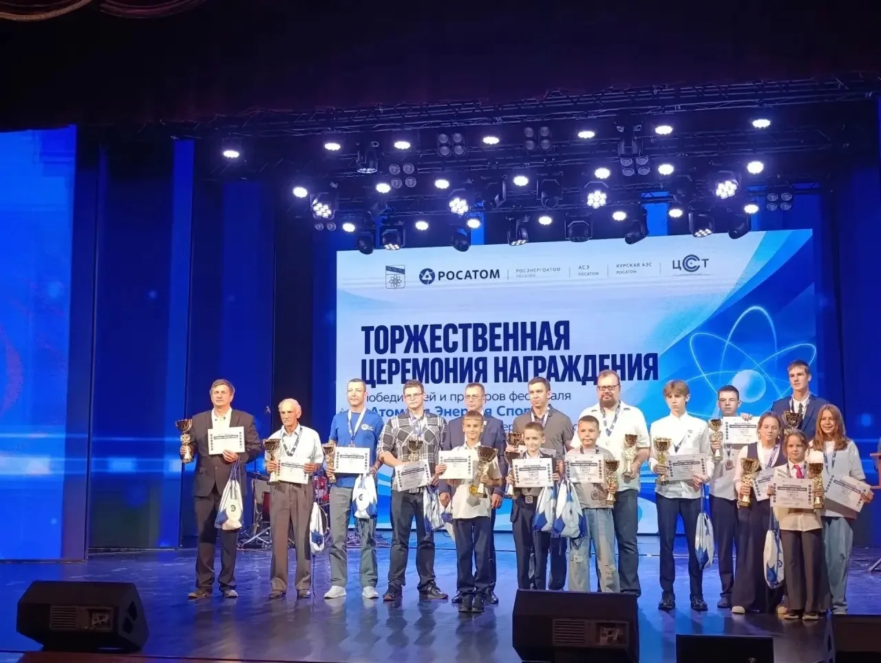 Награждение детей за победу в шахматном турнире.