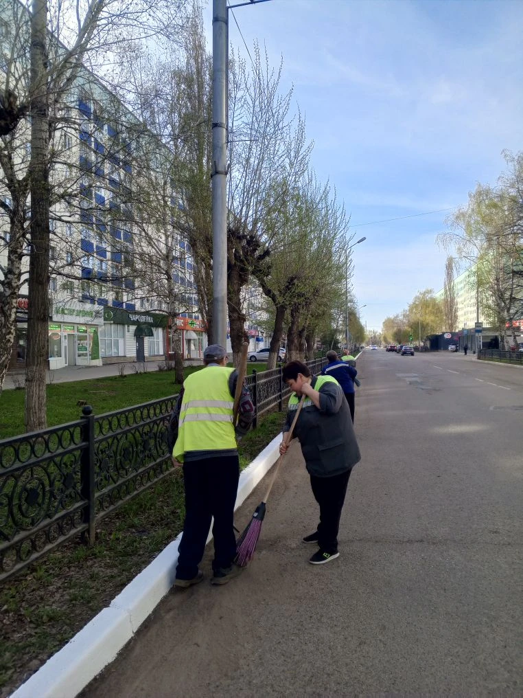 Ленина проезжая часть, субботник.