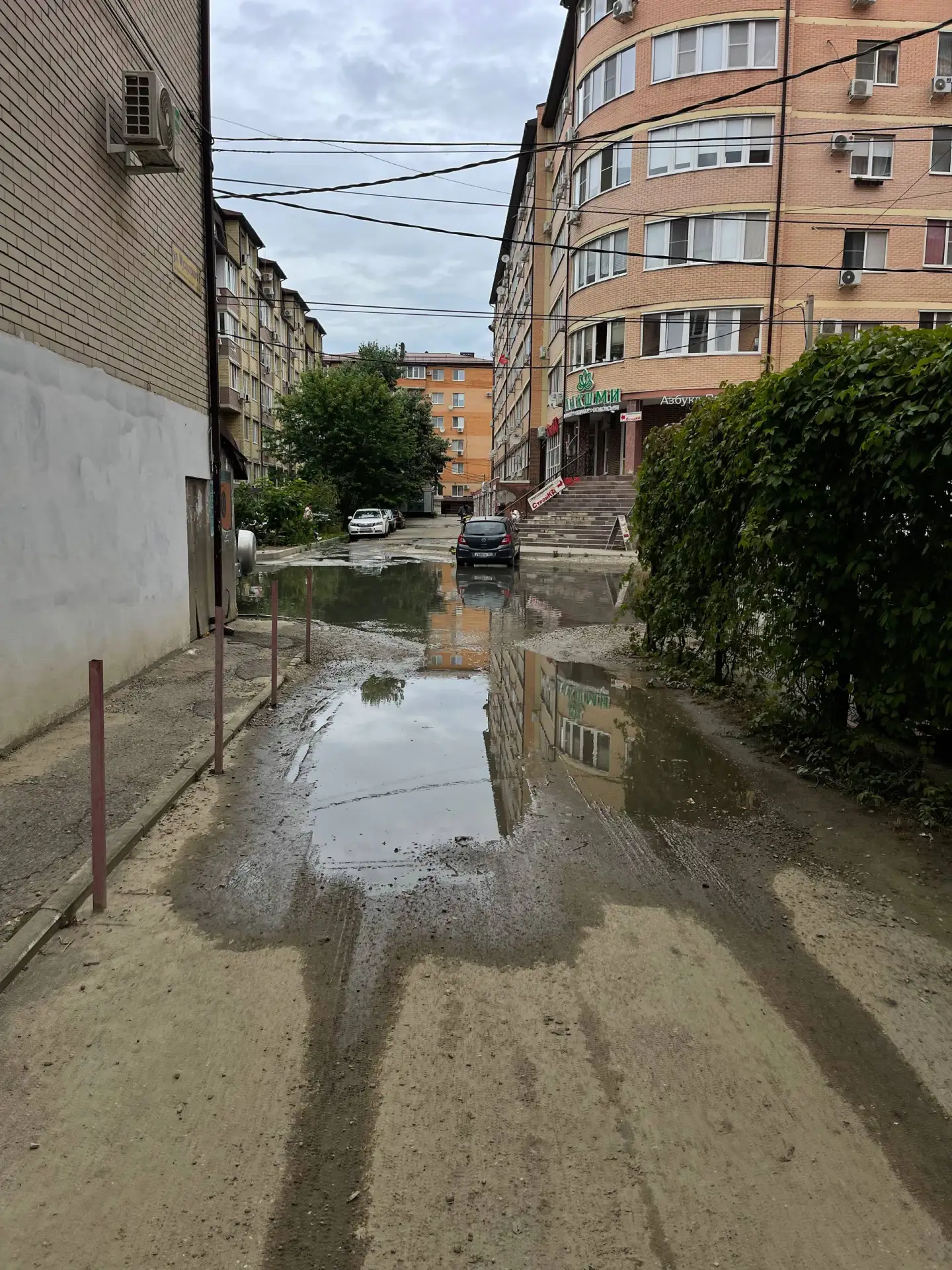«Потекла вторая канализация на Мусоргского.
Уже сточные воды текут во двор жилого дома.
Жалоба в про