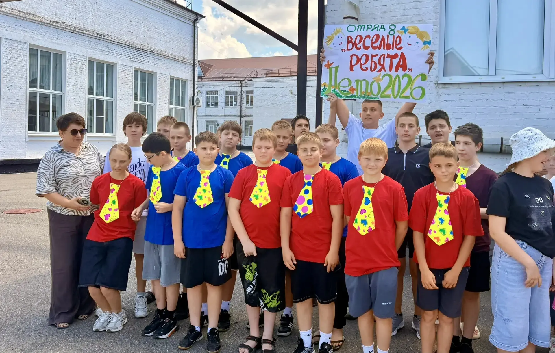 Делимся яркими фотографиями с открытия лагерной смены 🥳

А у нас на подходе четвертый насыщенный де