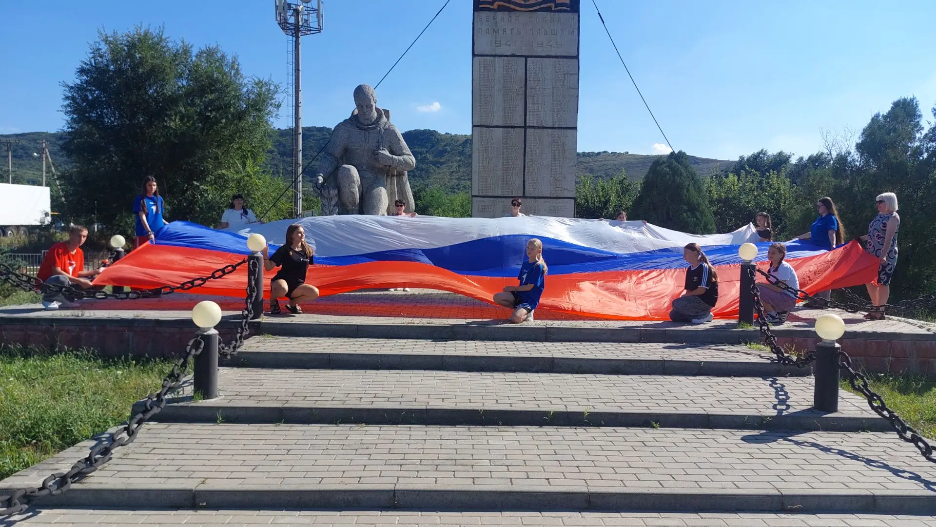 Флешмоб "Российский триколор" прошел в День Государственного Флага в парке села Султан....