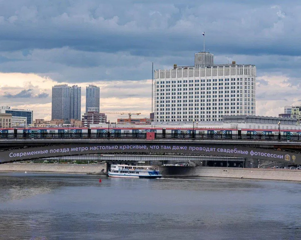 Современные поезда метро настолько красивые, что там даже проводят свадебные фотосессии...