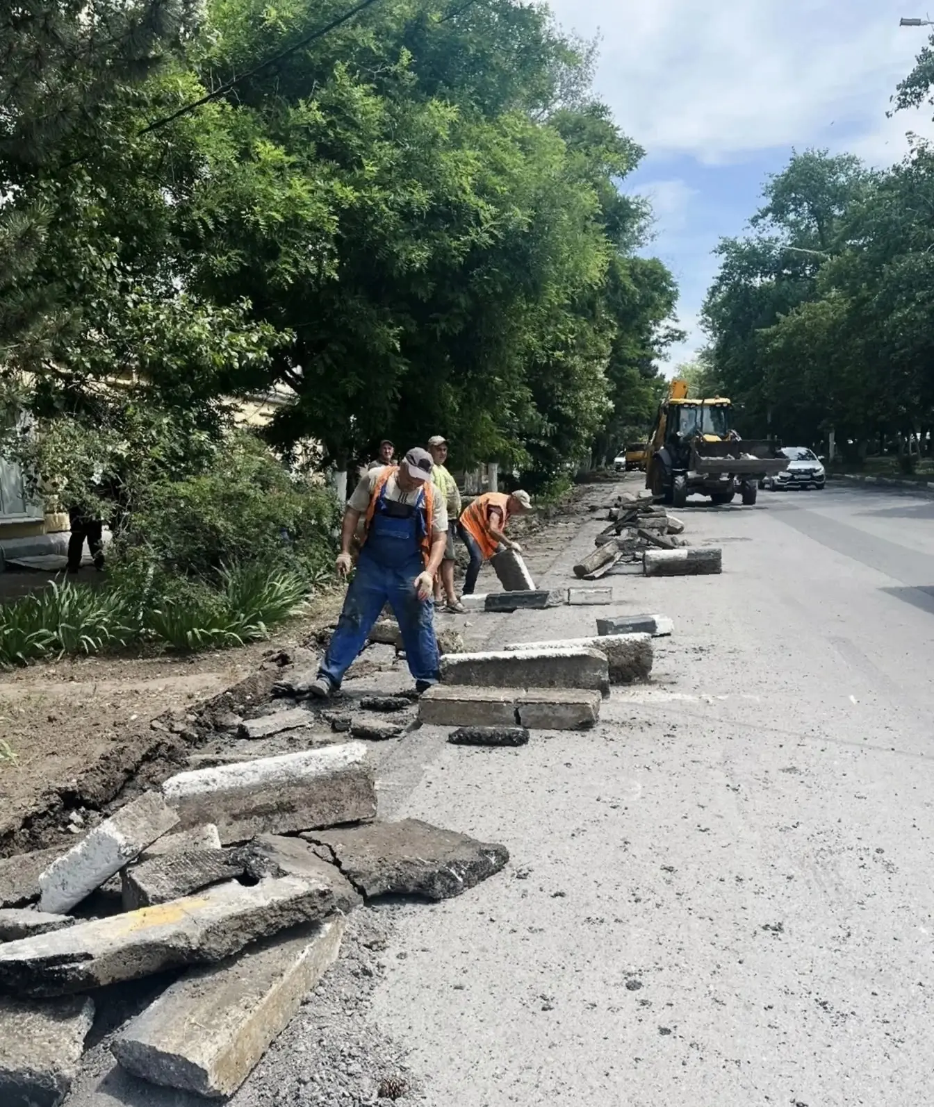 На Платовском проспекте начался ремонт дорожного полотна. Работы охватывают участок от улицы Московс
