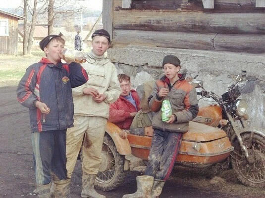 Вот раньше детство было, не то что сейчас 😃

Дети 90-х