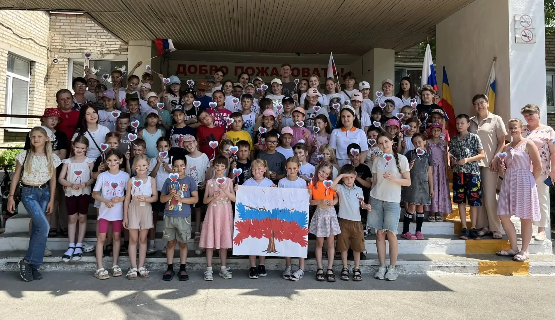 🇷🇺 Россия, мы — дети твои! Большой праздничный день в нашем лагере 🇷🇺

В нашем пришкольном лагер