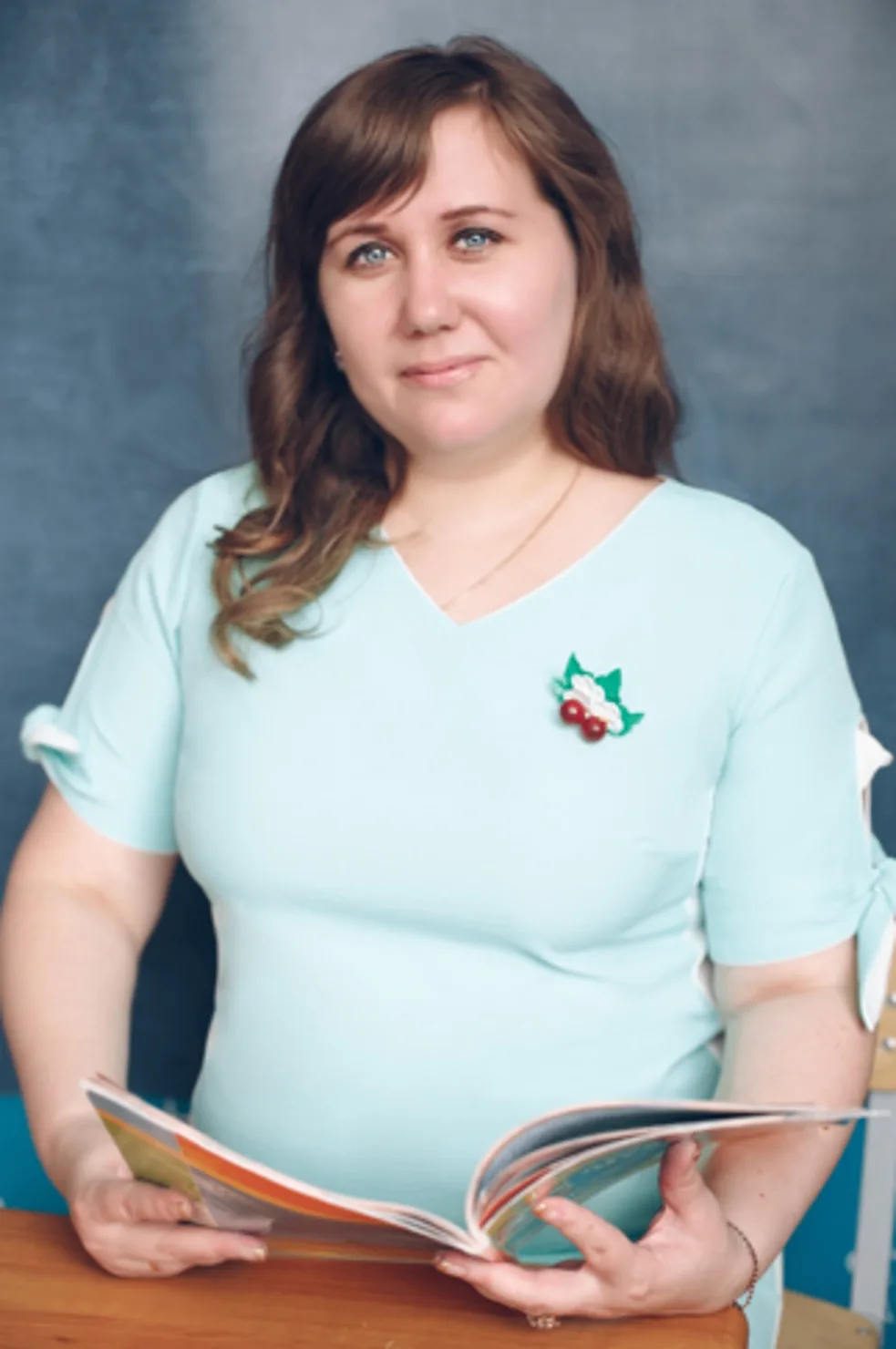 👩‍🏫 Продолжаем нашу рубрику «Первый учитель»!

Сегодня знакомим вас с ещё одним педагогом, который