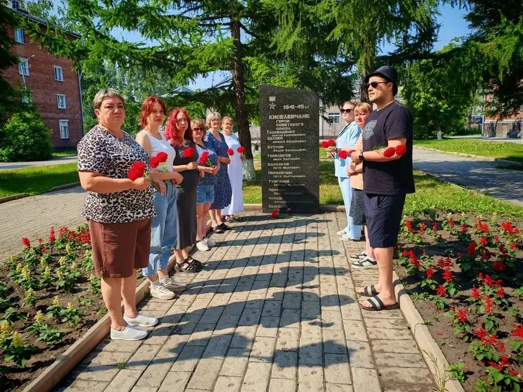 22 июня, в День памяти и скорби, педагоги Центра детского творчества приняли участие в возложении цв