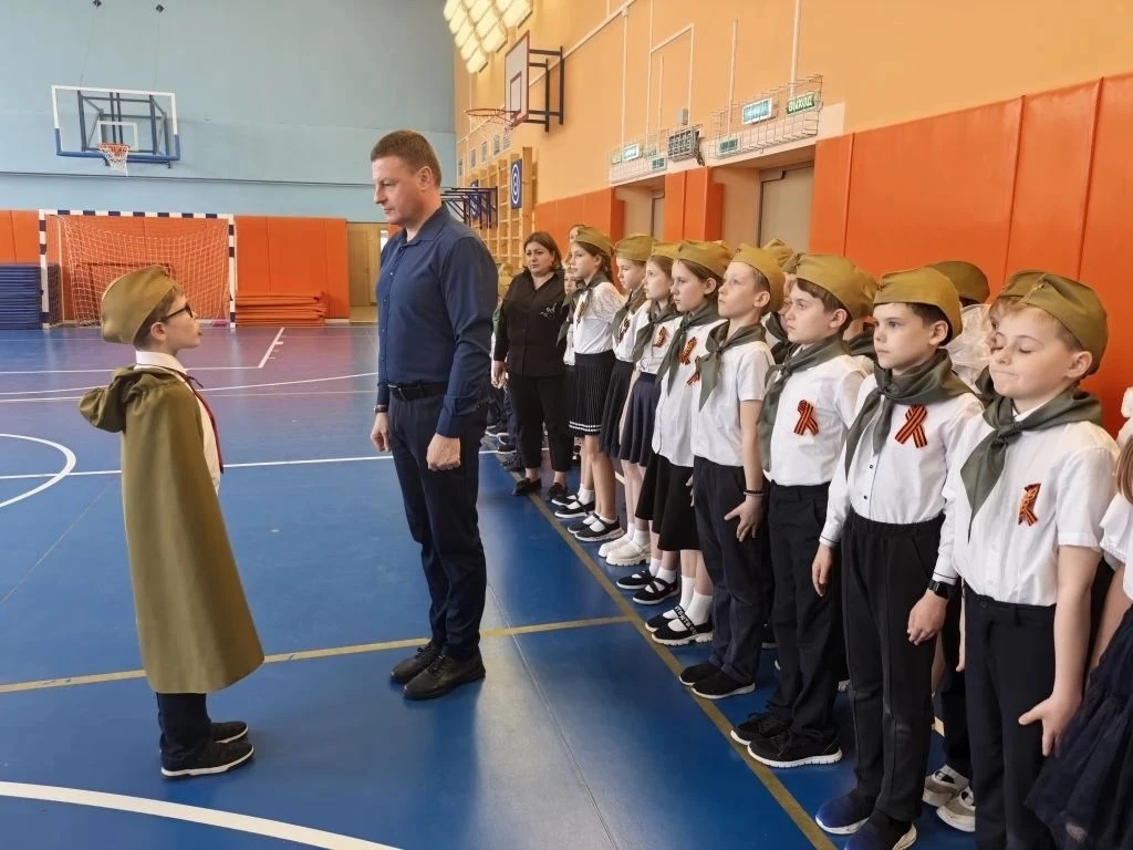 🎶 Строем — к Победе!  В честь 81-й годовщины Победы в Великой Отечественной войне в школьном корпусе