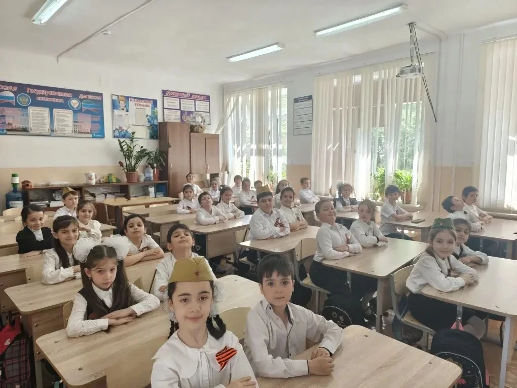 В 1 «В» классе прошел классный час на тему : " Что такое День Победы?". Ребята читали стихи о Велико