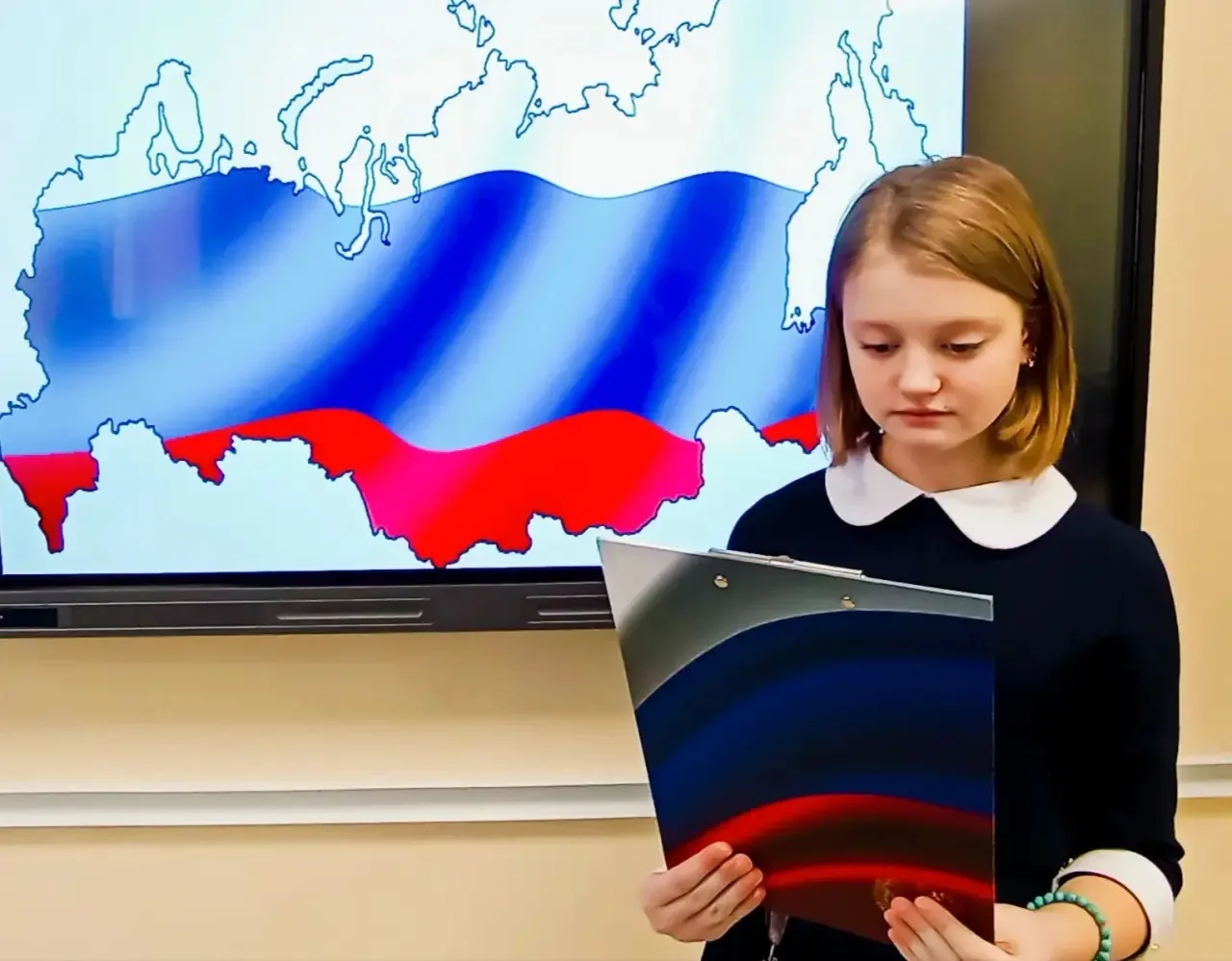 🇷🇺 Обучающиеся Средней школы №11 принимают участие в фоточеллендже «Три цвета — одна ...
