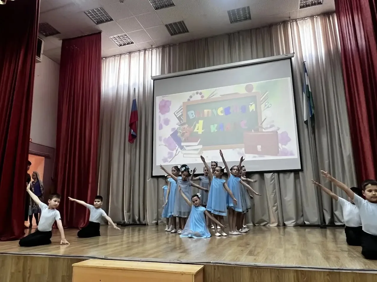 Сегодня волнительный и немного грустный день для наших четвероклассников. Они прощаются с начальной 