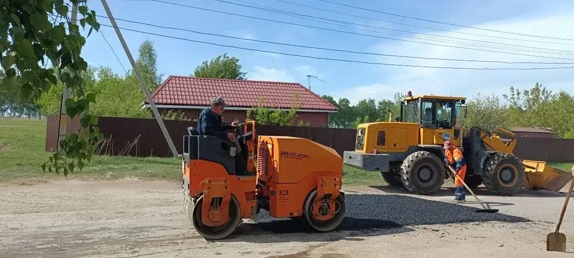 Сегодня дорожники Службы по благоустройству Кировского района Уфы ведут ямочный ремонт ...