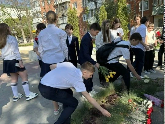 Акция «Волна памяти» Учащиеся 6А класса приняли участие в акции и возложили цветы памятнику «Слава Г