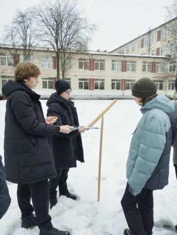 В пасмурное субботнее утро в кабинете математики на уроке у 8 «В» было солнечно и жарко! Учащиеся по