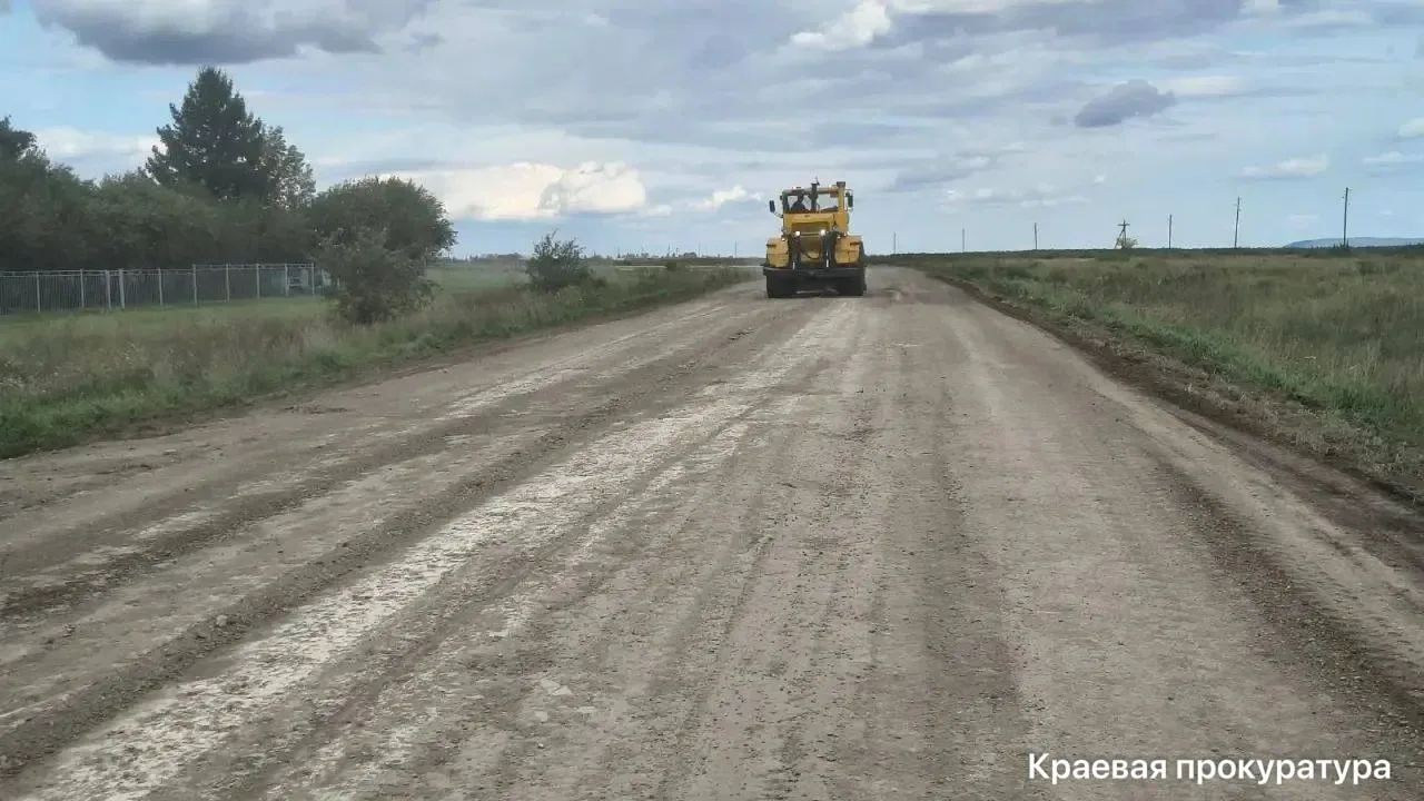В Балахтинском районе отремонтировали дорогу, где застревал школьный автобус.