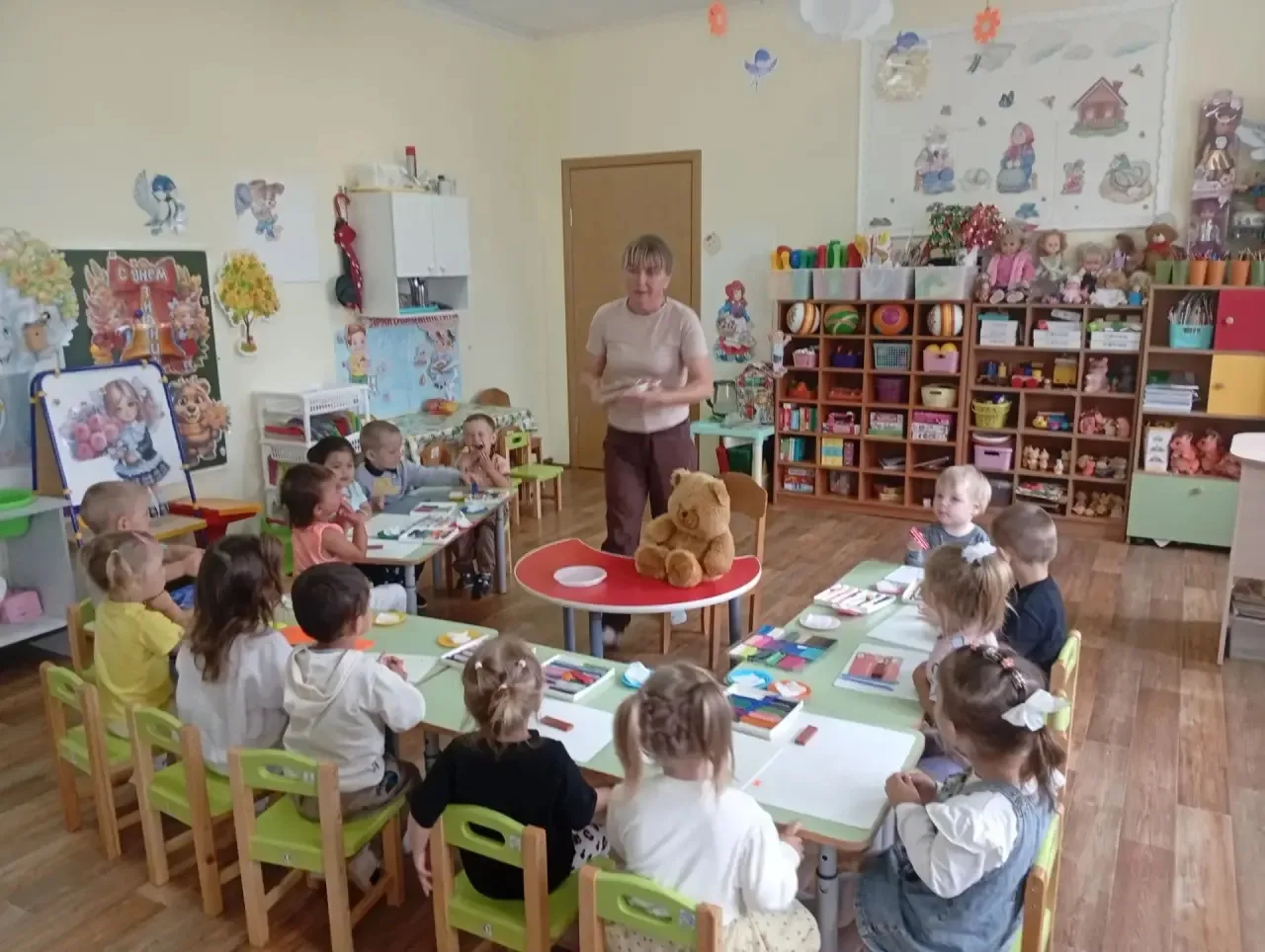 🐻 Сегодня к нашим малышам пришёл в гости грустный мишка! Он рассказал, что хочет порад...