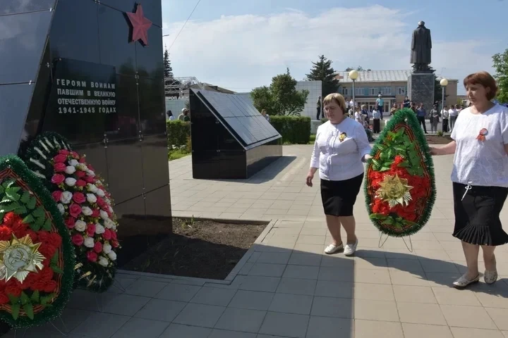 9 мая в сквере у огня вечной памяти состоялась церемония возложения памятных венков к п...