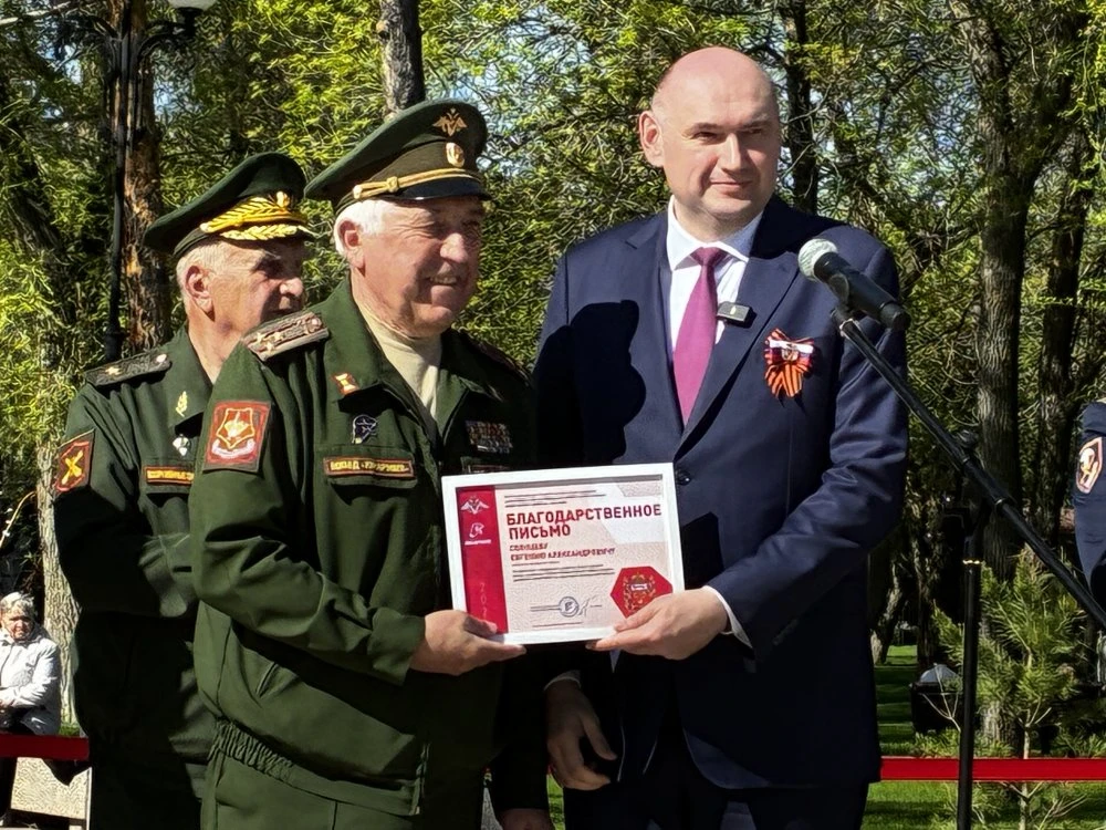В Оренбург прибыли юнармейцы со всего региона: у Вечного огня в парке «Салют, Победа»! было проведен