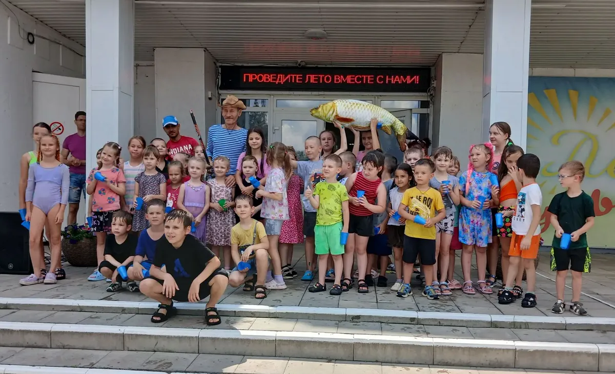 🌞 В жаркий летний день открытая площадка перед Константиновским районным домом культур...