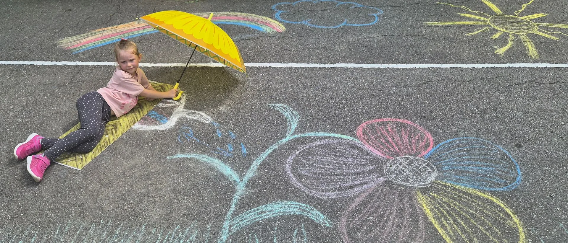 ☀️🎨Лето, солнце, асфальт и... коробка цветных мелков! Что еще нужно для детского счастья?