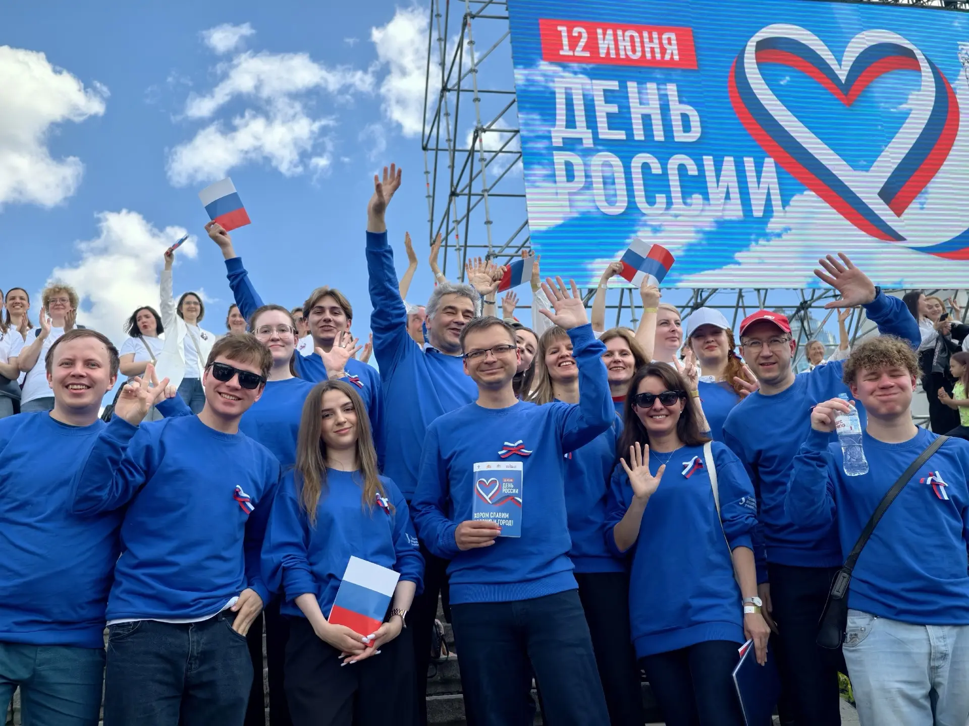 🇷🇺 Праздничный концерт «Хором славим Россию и город» объединил тысячи голосов

Состоявшееся событи