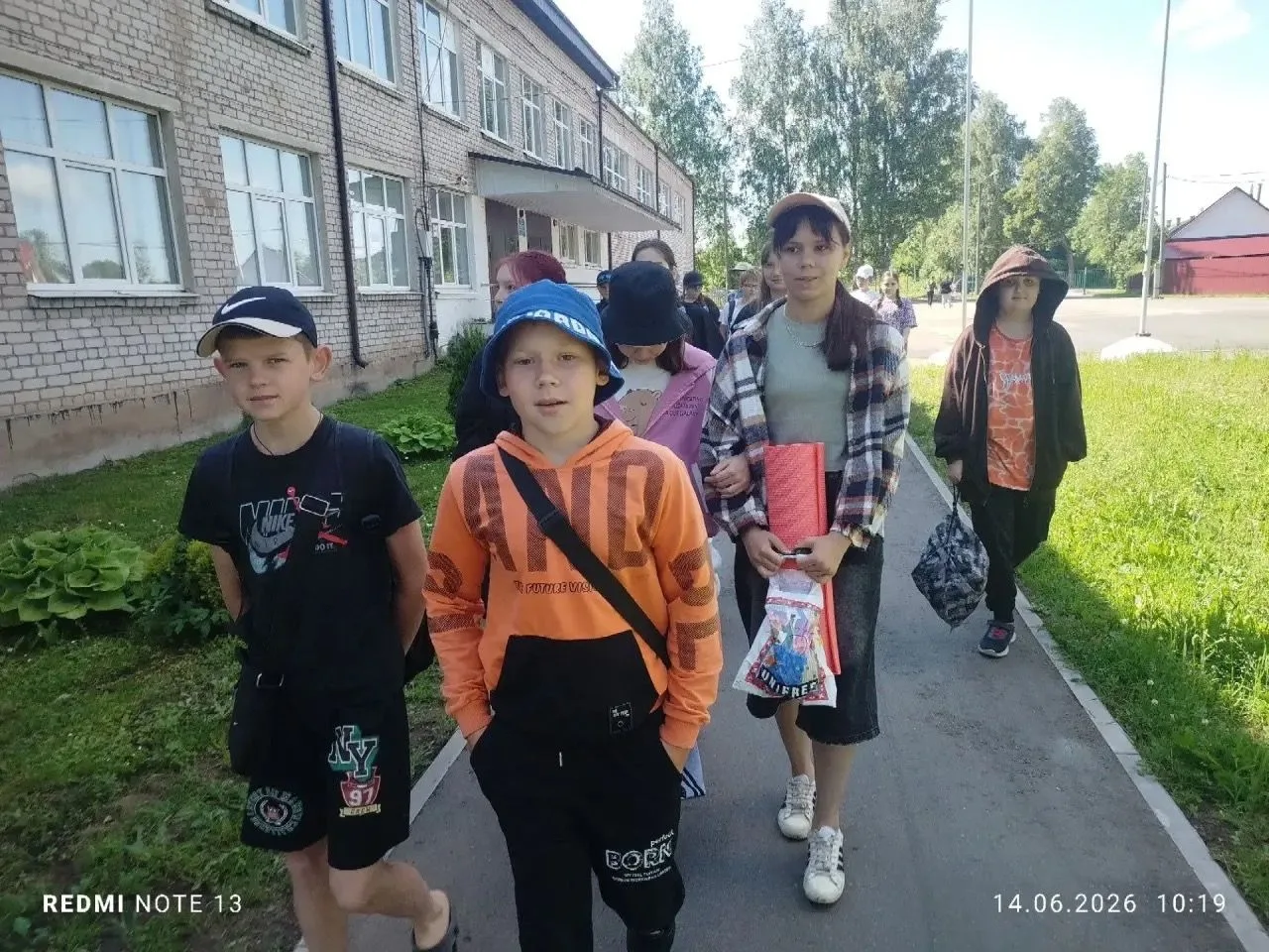 Незабываемое приключение 5 "Б" класса!

14 июня 5 "Б" класс школы № 2 отправился в поход - и это был