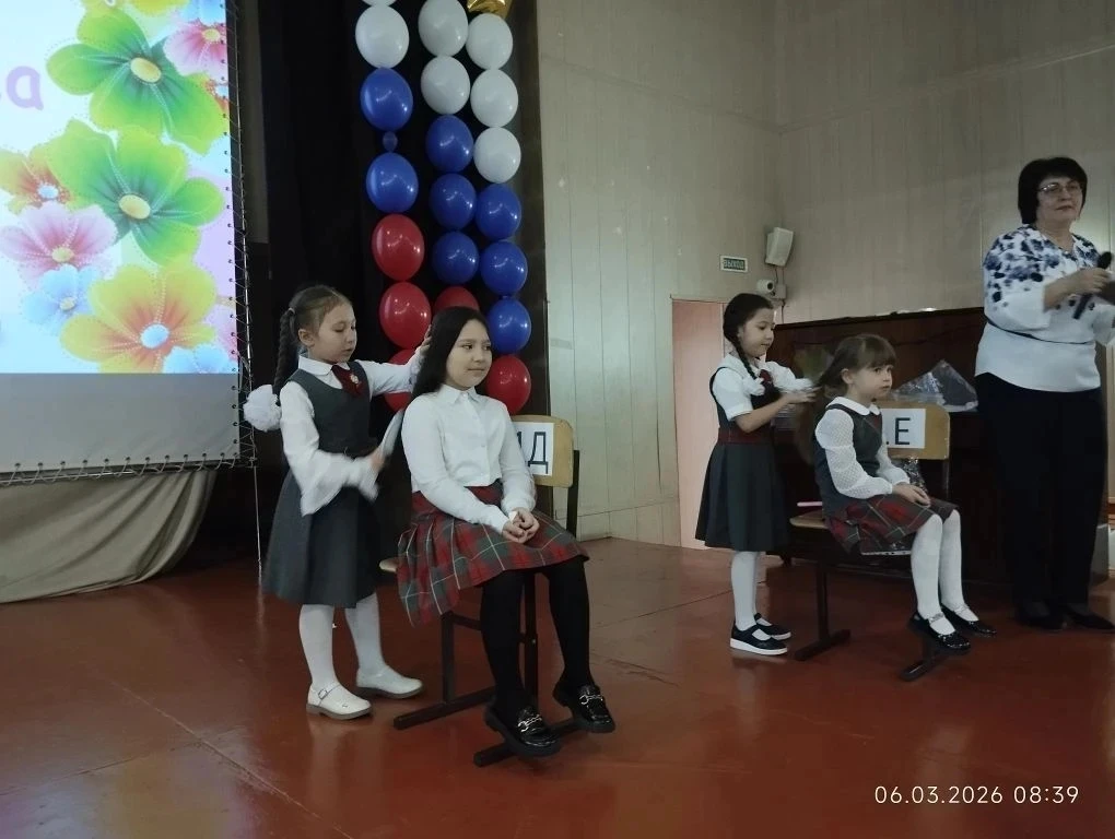 ✨💐 Праздник весны и красоты для девочек на параллели первых классов прошёл в актовом зале нашей школ