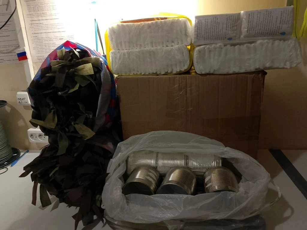 📦Посмотрите, какую огромную посылку наша школа снова передала волонтёрам!  ✅Две маскировочные сети-с