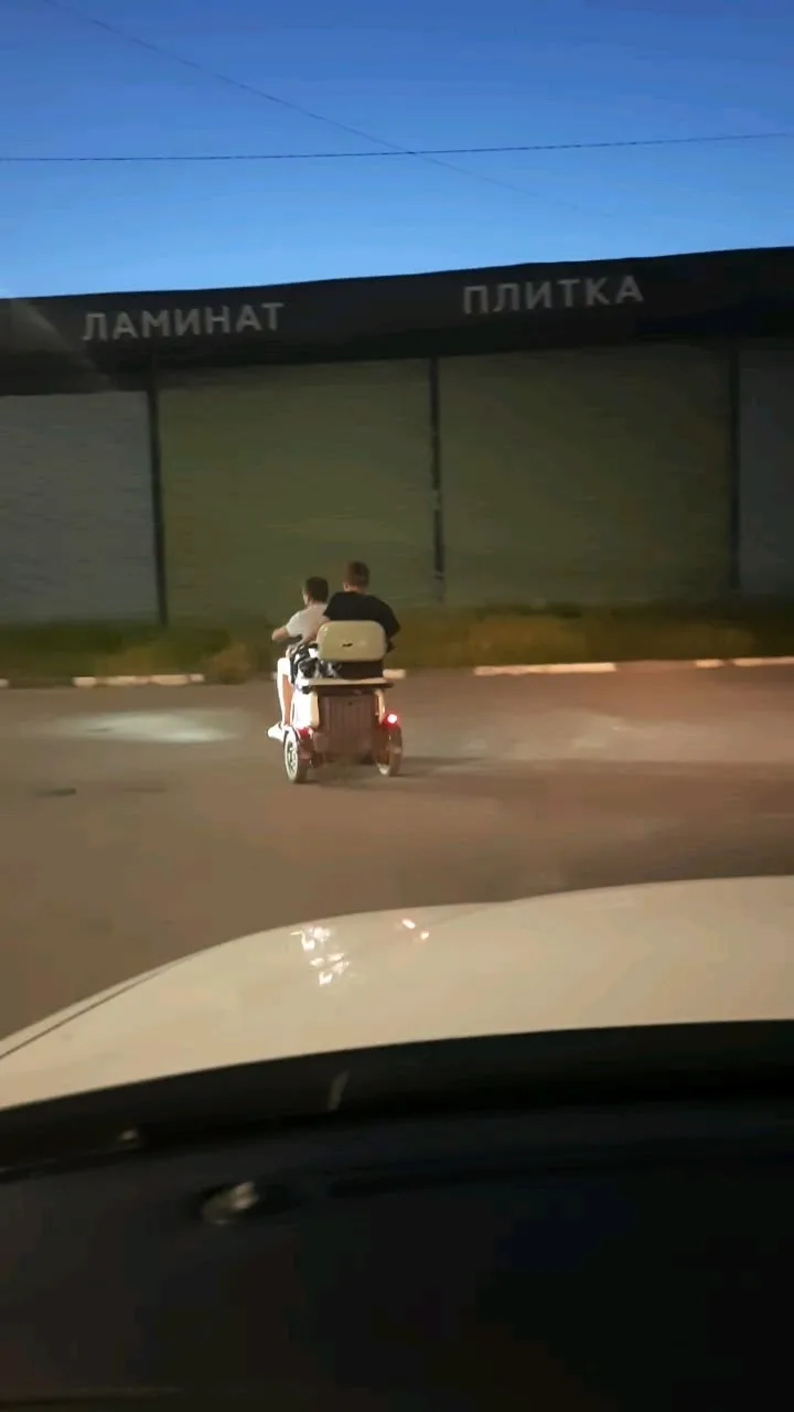 Малолетки гогяют по улицам на мопеде табуретке, всем плевать