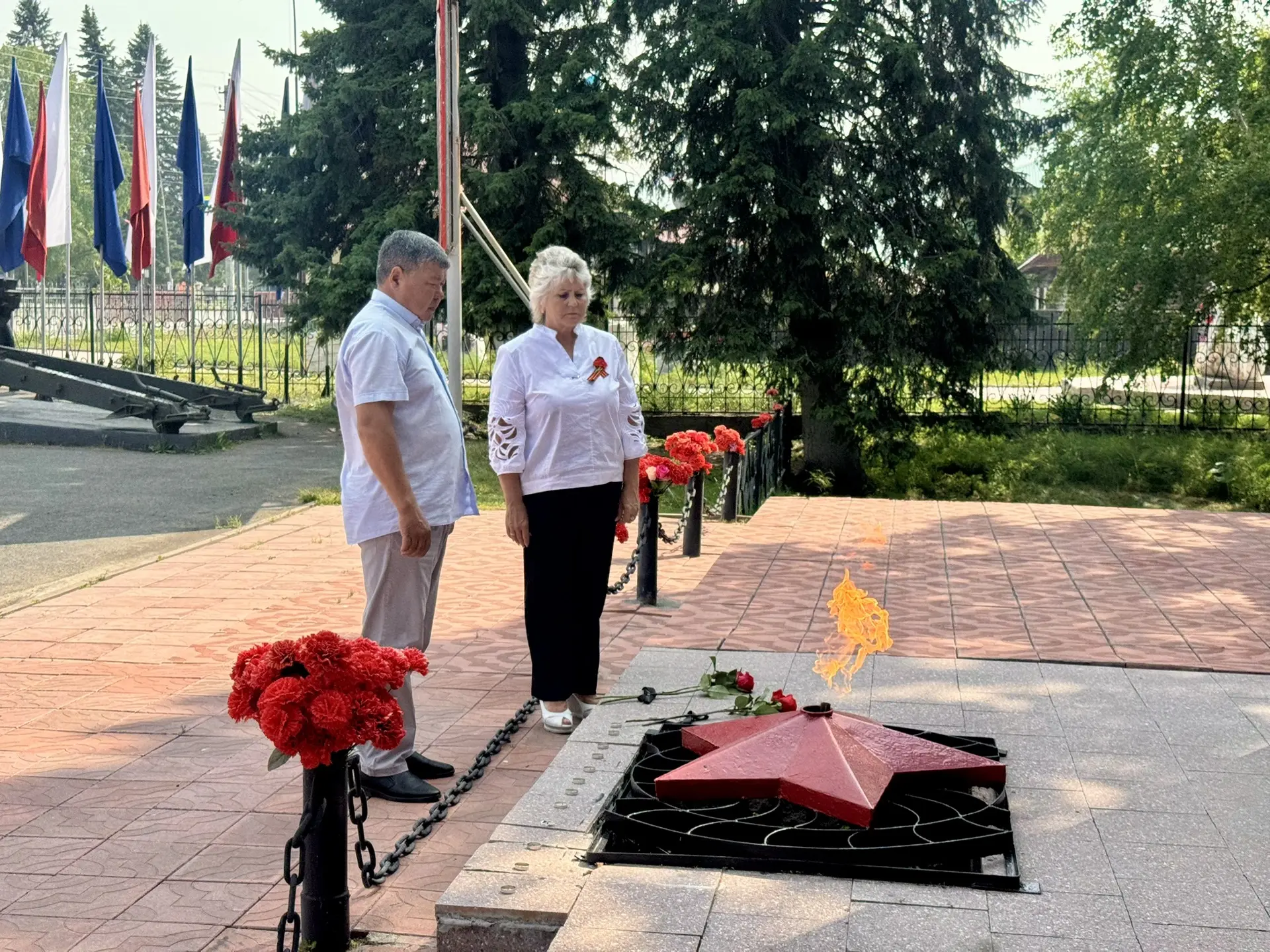В 12:15 по московскому времени во всех регионах России объявили Минуту молчания
На снимках: митинг, 