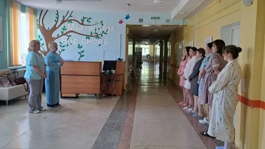 В бердском роддоме поздравили новоиспечённых мам  В честь Дня семьи подарки получили восемь женщин