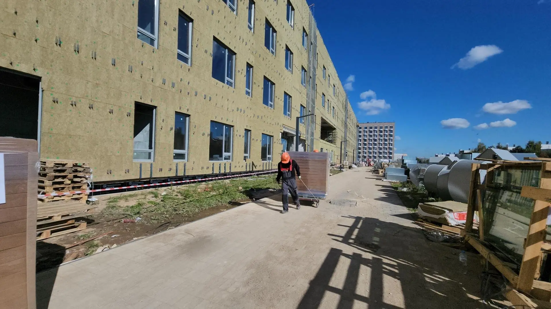 В «Ильинских Лугах» рядом с Красногорском активно возводят новую школу, способную приня...