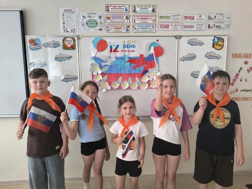 🎨 Акция «Окна России» в лагере «Время Первых»!
Сегодня наши юные патриоты с огромным энтузиазмом пр