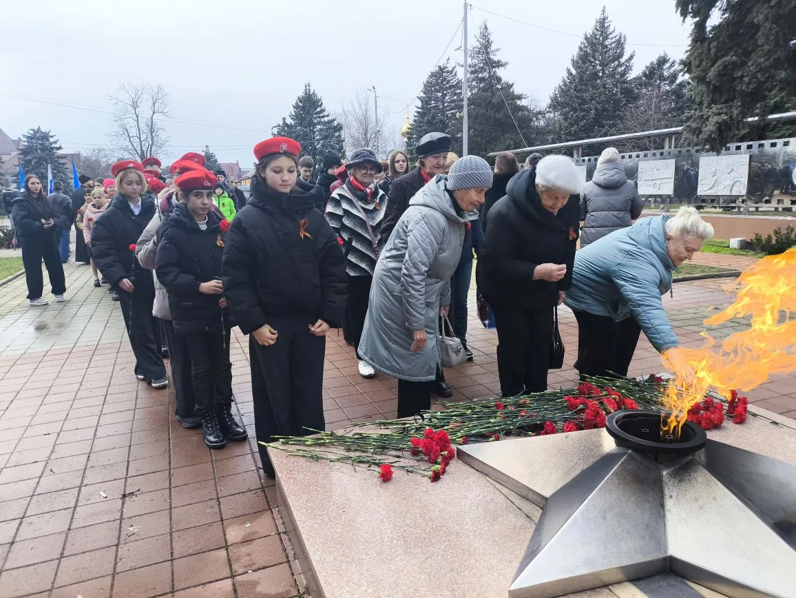 25 февраля в мемориальном сквере города у Вечного огня состоялась торжественная акция «Эстафета памя
