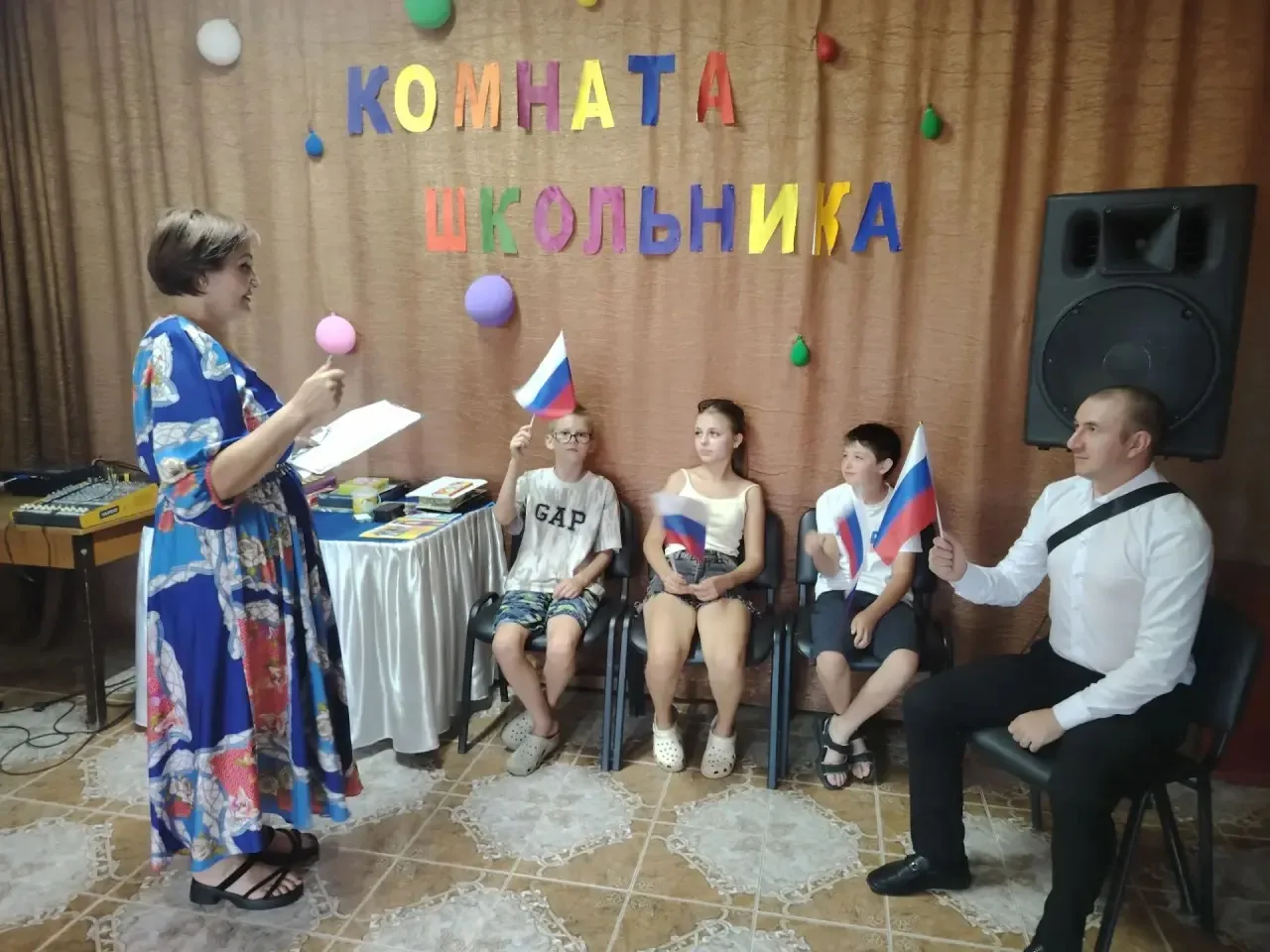 18 августа в Доме культуры посёлка Артезианского прошла тематическая программа «Три цве...
