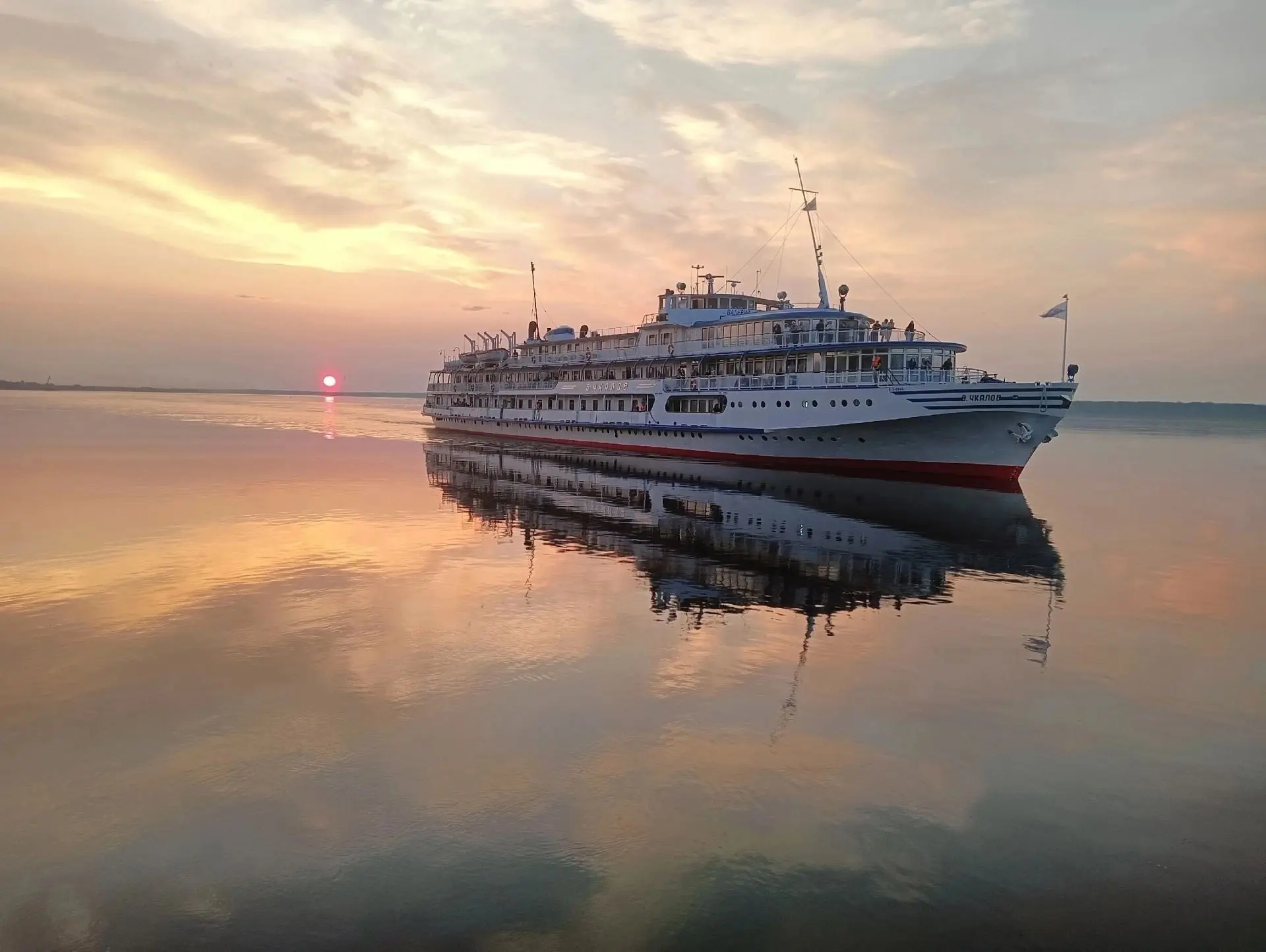 Закат на Енисее.
Село Ярцево. Теплоход В.Чкалов.

Фото Сергея Даровских